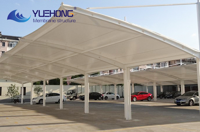 Abri pour véhicules en structure membrane