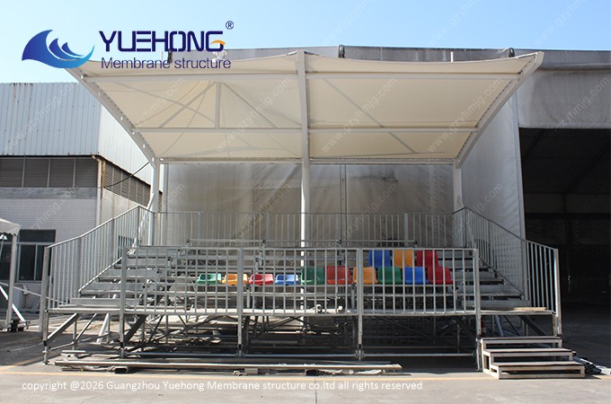 Tribune en structure tendue en membrane de la salle d’exposition de l’entreprise