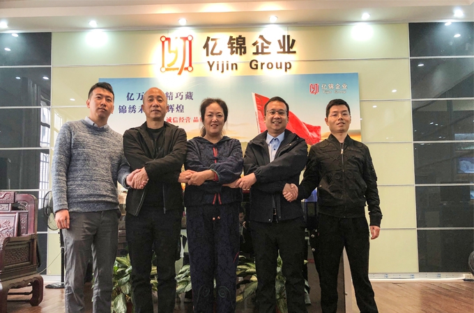 Photo de groupe avec le client – Projet de structure tendue en membrane paysagère pour une zone industrielle au Fujian