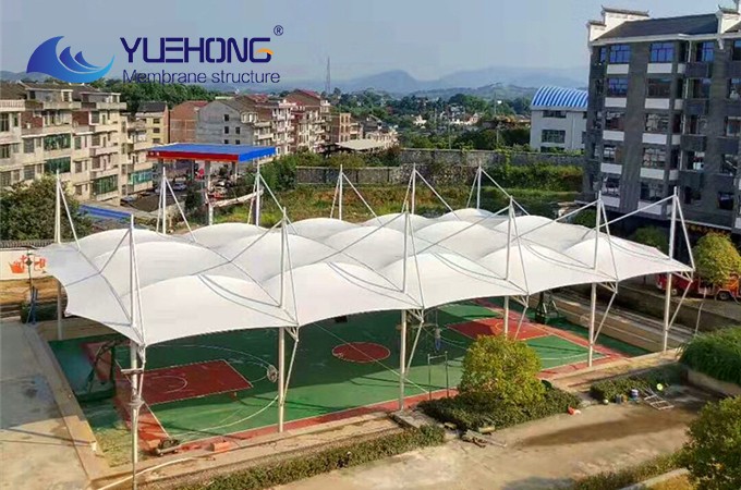 Cobertura em membrana estrutural para campo desportivo