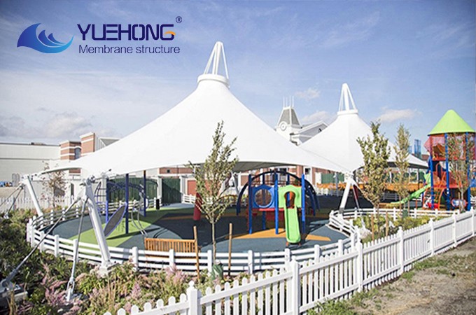Pérgola tensionada em membrana para sombreamento